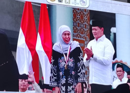 Terima Rekor Muri! Pemprov Jatim Bagikan Ribuan Nasi Kebuli Dan Kurma Dalam Gelaran Bukber Di Masjid Al Akbar Surabaya