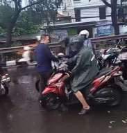Semangat Berbagi Ta'jil Pada Jum'at Berkah Di Bulan Ramadan