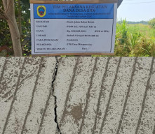 Belum Sebulan, Proyek Jalan Rabat Beton Dana Desa di Margomulyo Juwana Sudah Retak-Retak