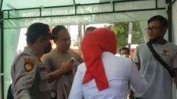 Bagian Tubuh Istrinya Tak Sengaja Kesentuh Wartawan, Kasatlantas Polres Madiun Tak Terima Dan Copot Baju Dinas