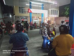 Dikabarkan Bakal Ada Kenaikan Harga BBM Bersubsidi, SPBU Di Surabaya Banjir Kendaraan Pribadi