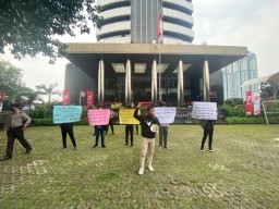 Puluhan Mahasiswa Gelar Aksi Di Depan KPK, Tuntut Tersangkakan Adhy Karyono Sekdaprov Jatim