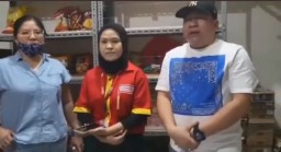 Viral Vidio Karyawati Alfamart Meminta Maaf Kepada Perempuan Yang Diduga Maling Cokelat, Netizen : Siapa Yang Salah, Kok Mbaknya Yang Minta Maaf?