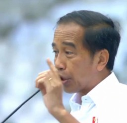 Jokowi Ingatkan Relawan Pilih Presiden : Yang Wajahnya Ada Kerutan Dan Sampai Rambutnya Putih Karena Mikir Rakyatnya, Jangan Yang Wajahnya Kinclong