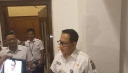 KPK Keluar Dari Kantor Sekdaprov Jatim Bawa 3Koper, Adhy Karyono Klaim Tak Ada Jajaran Yang Terlibat Dalam Kasus Suap Dana Hibah