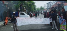 Kantor Dindik Jatim Di Demo Tuntut Wahid Wahyudi Mundur Dari Jabatan Dan Minta Maaf Ke Publik, Orator Sentil Gubernur Khofifah
