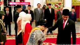 Momen Presiden Jokowi Salah Tingkah Usai Berikan Penghargaan Adipradana Ke Ibu Negara Iriana
