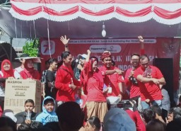 Keseruan Acara Jalan Sehat Berhadiah Di Kalilomlor 1 RT 02 Surabaya, Penerima Hadiah Utama Sempat Gemetar Hingga Senyum Sumringah