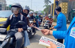 Ratusan Mahasiswa UIN Syarif Hidayatullah Bagikan Selebaran Di Depan Kampus, Isinya Ajakan Menolak Capres Punya Masalalu Kelam Dan Politik Dinasti