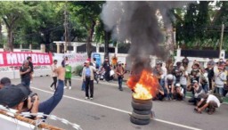 Demo Pemilu Curang Di Depan Kantor KPU, Baru Mulai Sudah Bakar Ban