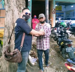 Jum'at Berkah Bulan Ramadan, Pembagian Ta'jil Berupa Nasi Bungkus Kepada Pengguna Jalan