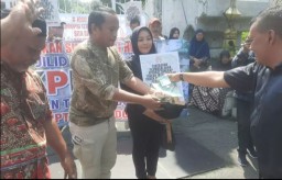 Ratusan Masyarakat Sidoarjo Galang Dana Untuk Antarkan Ahmad Mudhlor Ali Bupati Sidoarjo Ke Jakarta