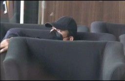 Gunakan Topi Hitam Dan Masker, Gus Mudhlor Akhirnya Penuhi Panggilan KPK
