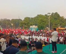 Peringati 1 Muharram 1446H, Ribuan Warga Jalan Sehat Bareng Pj Gubernur Jatim Adhy Karyono Di Masjid Al-Akbar Surabaya