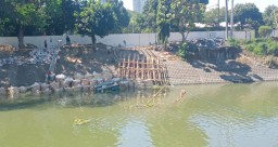 Proyek Perbaikan Lindung Hilir Pintu Air Jagir PT Jasa Tirta1, Tak Jelas Kapan Berakhirnya Pekerjaan Hingga Tak Perhatikan K3