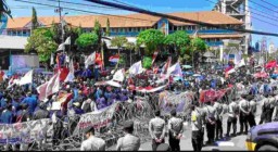 Demo Di Depan Kantor DPRD Jatim Kawal Putusan MK Sempat Ricuh Yang Ditandai Aksi Saling Lempar Botol
