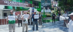 Massa Atasnamakan PAGAK Demo Kantor KPUD Surabaya, Singgung Penerima Dana Hibah Rp20Miliar Yang Kini Jadi Ketua Timses Er-Ji