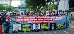 Puluhan Massa Aksi Desak Pengadilan Negeri Jakarta Untuk Periksa Gubernur Jatim Dan Jajaran Atas Kasus Kredit Fiktif Bank Jatim Cabang Jakarta