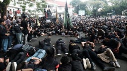 Ampun Pak!! Teriak Mahasiswa Di Malang Sambil Tiarap Dalam Aksi Demo 'Indonesia Gelap'
