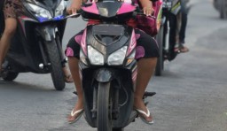 Riuh Terkait Tak Boleh Pakai Sandal Jepit Saat Naik Motor, Netizen : Ke Pasar Apa Harus Pakai Sepatu Pak?