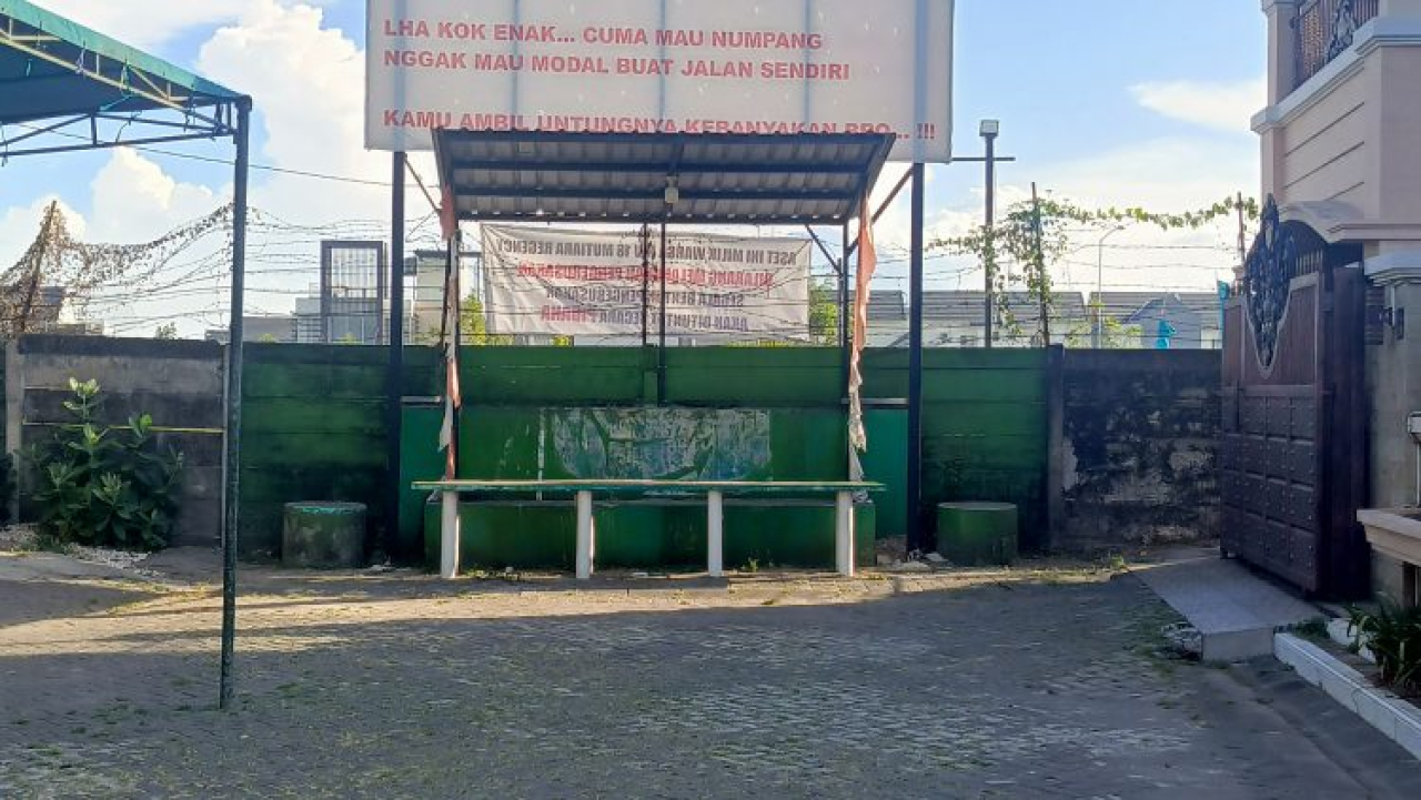 Tembok pembatas Perumahan Mutiara Regency