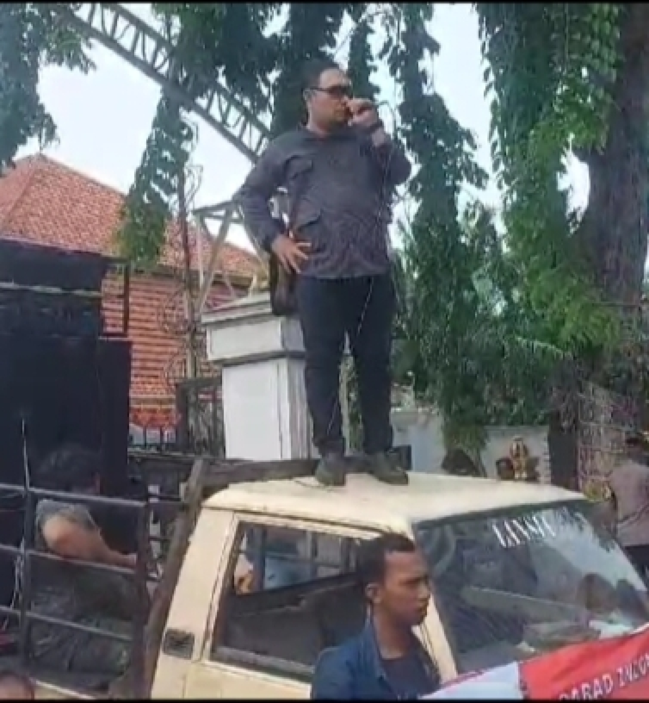 Achmad Garad saat ber orasi di depan pintu gedung negara Grahadi Surabaya