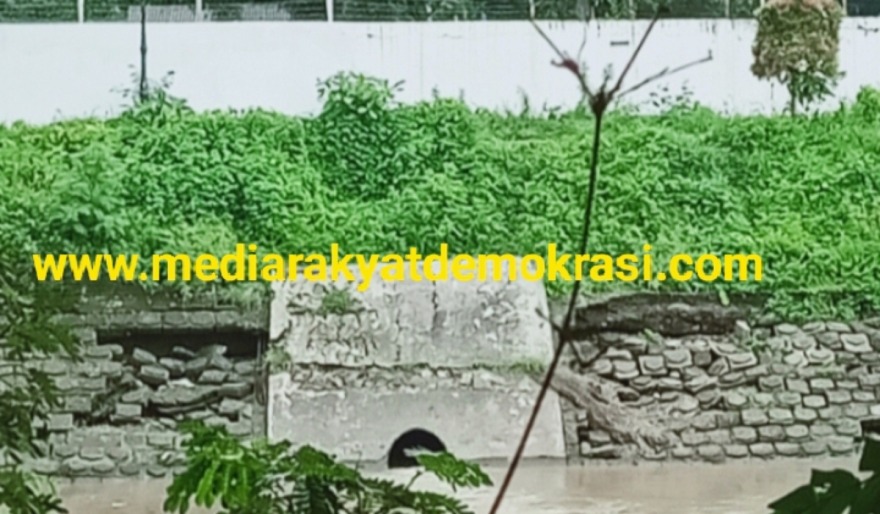 Hasil pekerjaan yang belum genap setahun sudah hancur, lokasi Pintu Air Jagir Surabaya