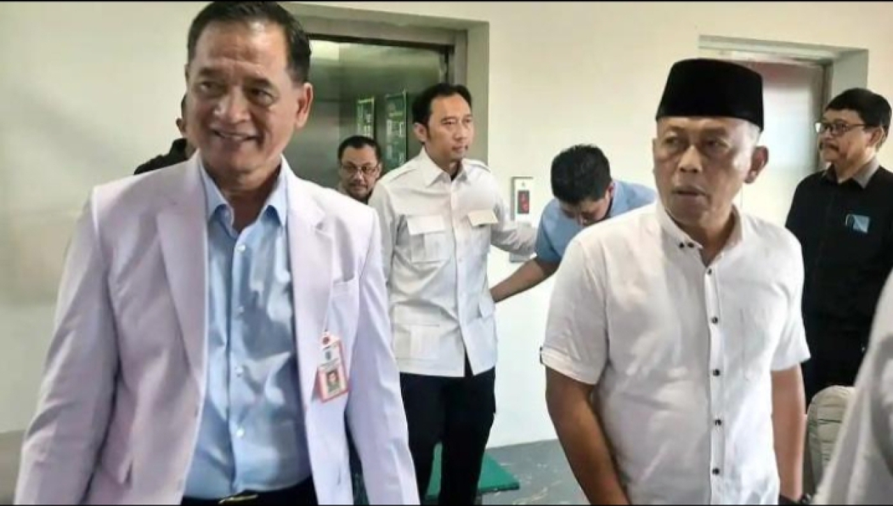 TERSANGKA KPK - Direktur RSUD dr Harjono Ponorogo, dr Yunus Mahatma bersama Bupati Ponorogo, Sugiri Sancoko beberapa waktu lalu. Yunus Mahatma ditetapkan KPK menjadi tersangka suap jabatan dan proyek