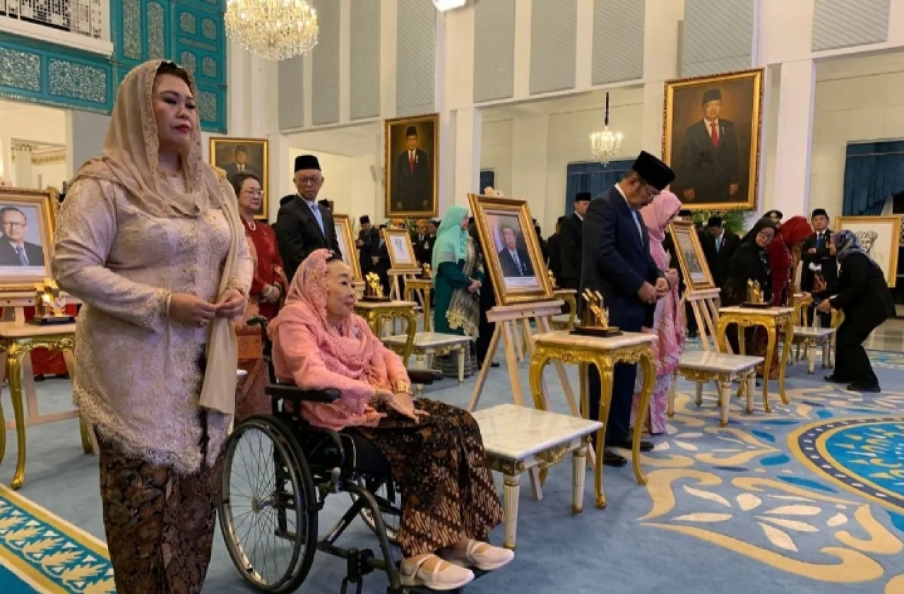 Ibu Sinta Nuriyah Wahid didampingi Yenny Wahid saat di Istana Negara dalam menerima gelar Pahlawan Nasional untuk Gus Dur