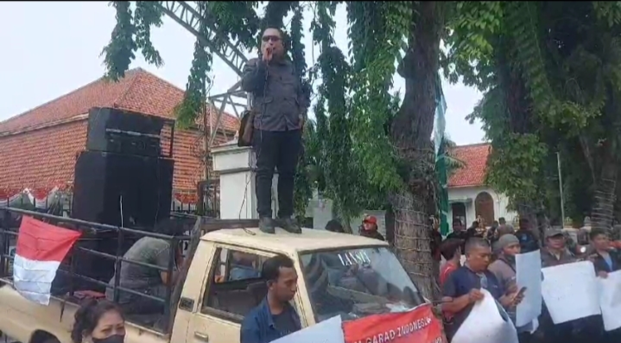 Achmad Garad saat melakukan aksi demo di depan Gedung Negara Grahadi atas protes dugaan penyalagunaan penggunaan APBD Jatim pada Program OPOP Periode 2020-2024