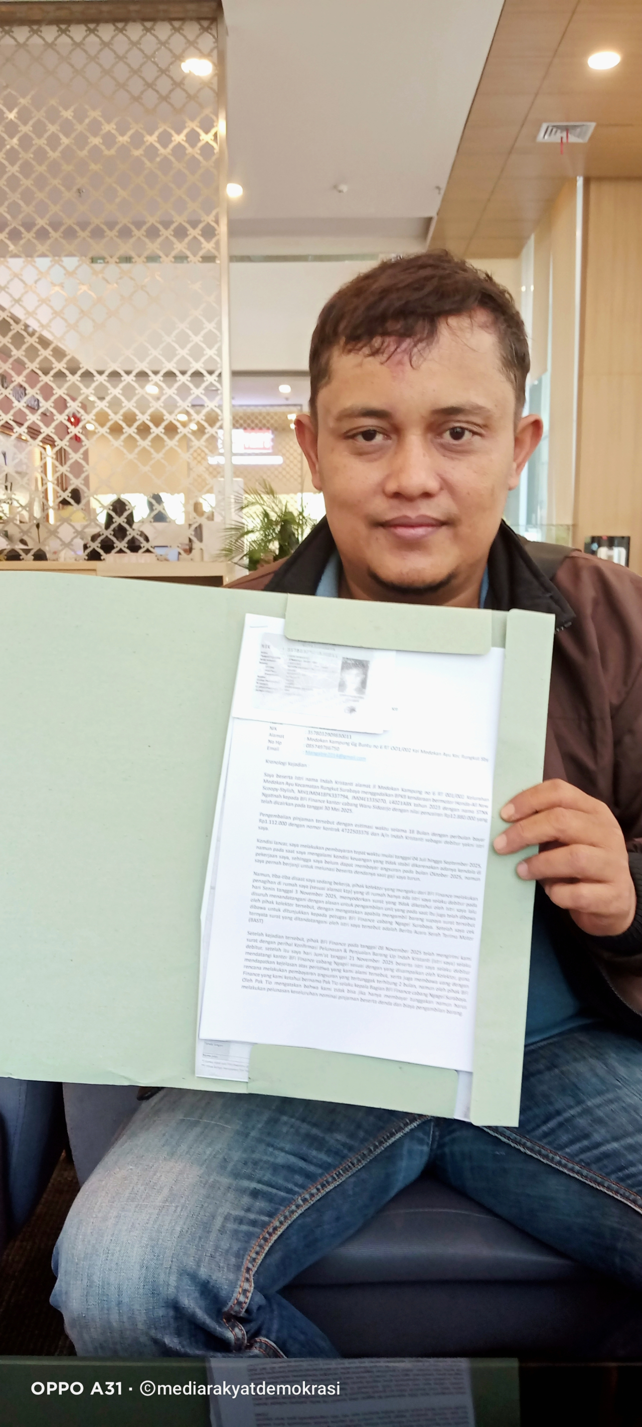 Heri Iswanto saat mengadukan BFI Finance cabang Ngagel Surabaya ke OJK Jawa Timur. Jum'at (5/12/2025)
