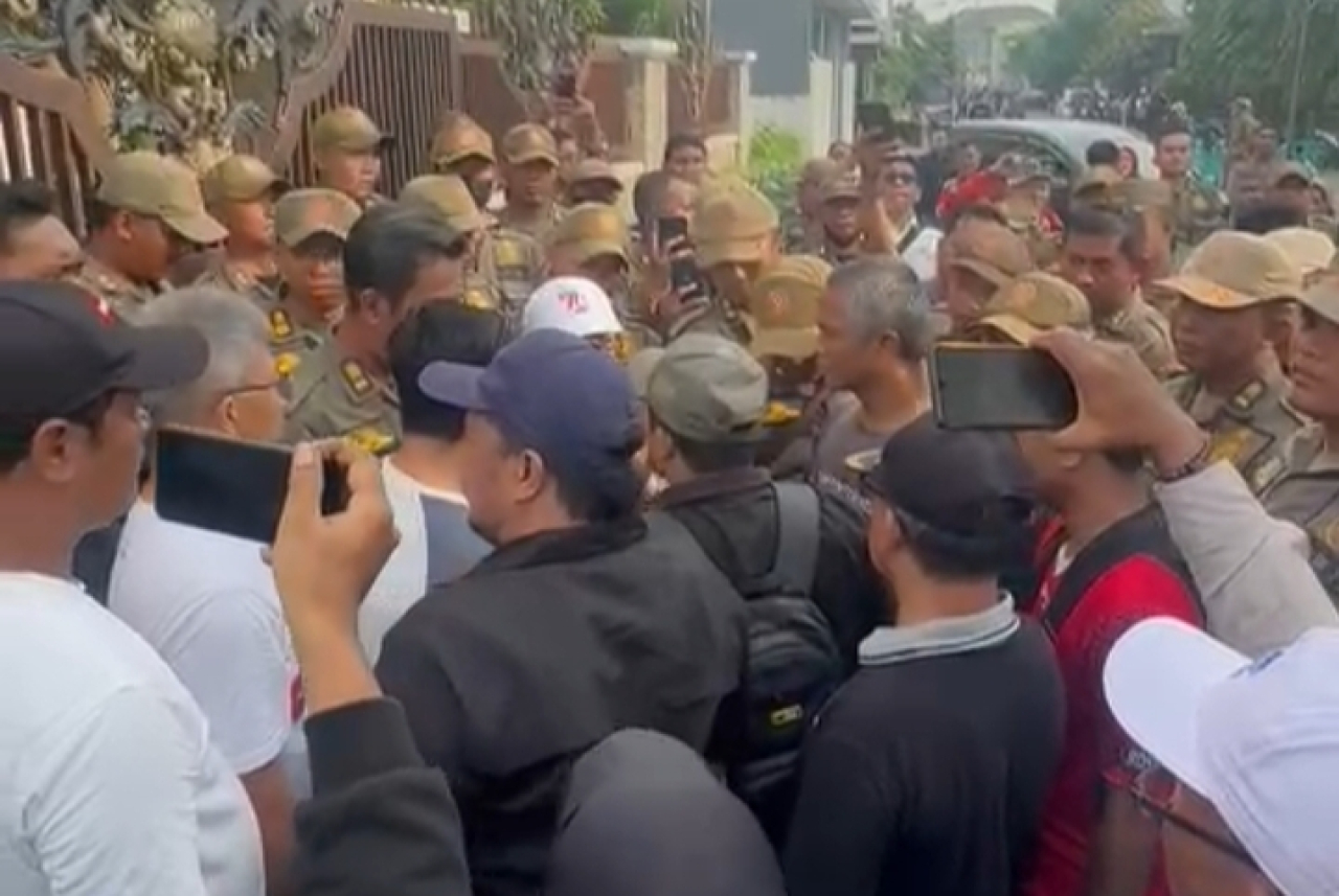 Kuasa hukum bersama warga Mutiara Regency saat melawan dengan Kadis Perkim Sidoarjo terkait pembongkaran pagar pembatas perumahan. Selasa (30/12/2025)