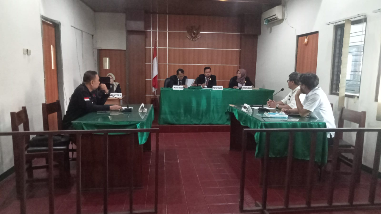Suasana sidang Sengketa informasi antara MRD melawan BPKAD Jatim atas dugaan Rumdin Kadisperindag Jatim yang disewakan untuk usaha penyetan di ruangan sidang KI Jatim. Rabu (7/1/2026)