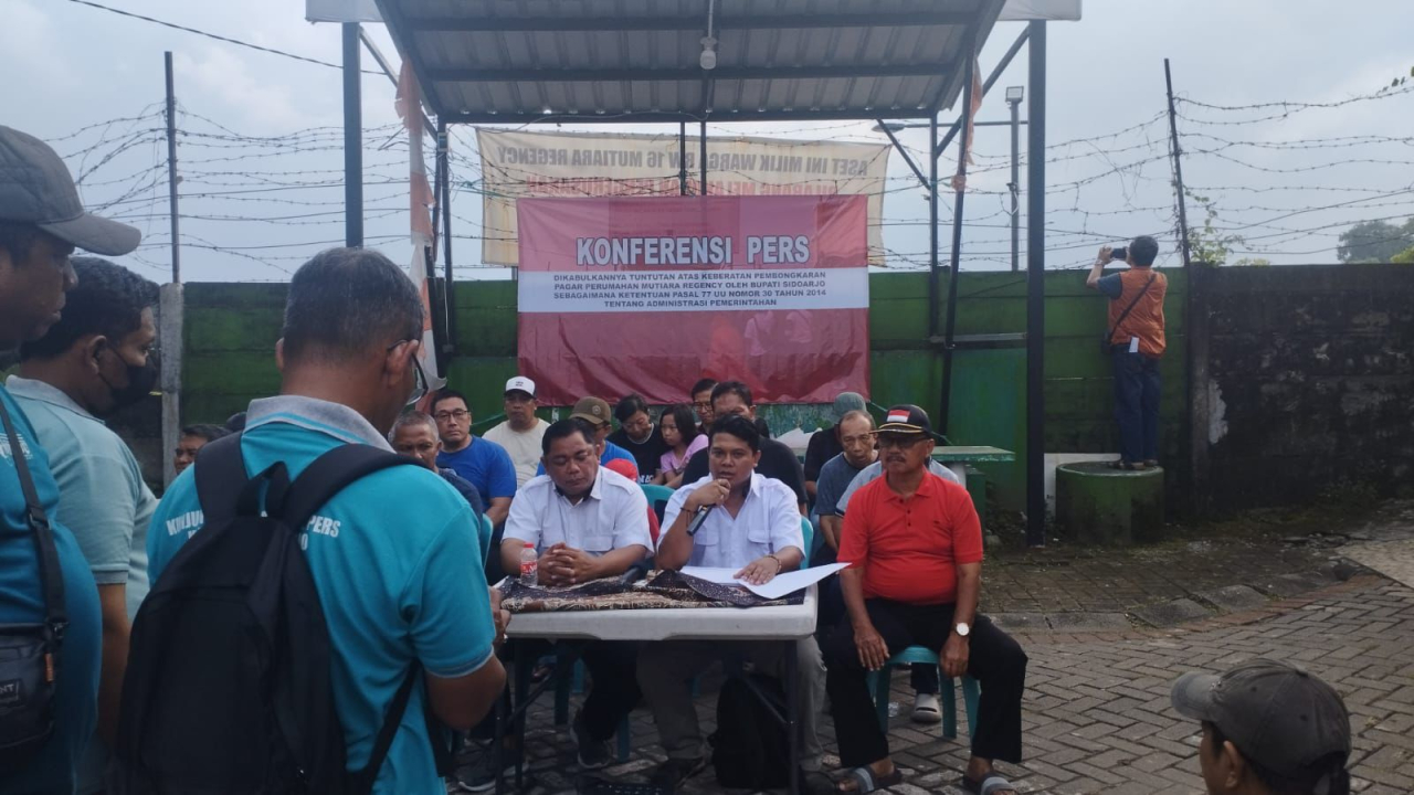 Warga Mutiara Regency bersama pengacara saat konferensi pers. Jum'at (16/1/2026)