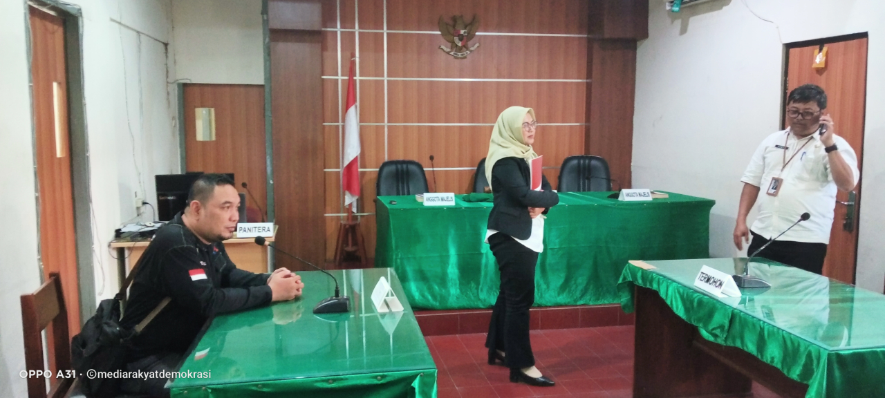 Foto (kanan) saat pihak perwakilan BPKAD Jatim dipandu oleh panitera sidang sengketa informasi untuk kelengkapan sidang selanjutnya. Rabu (7/1/2026)