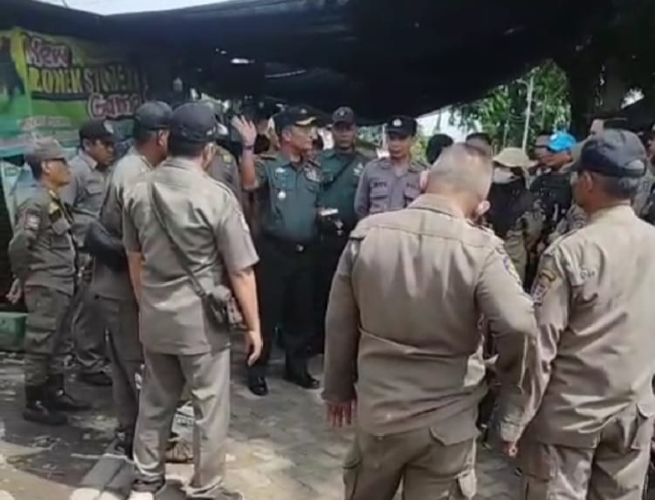 Satpol PP Surabaya saat akan melakukan eksekusi pembongkaran Pasar Rukun Mulyo Surabaya