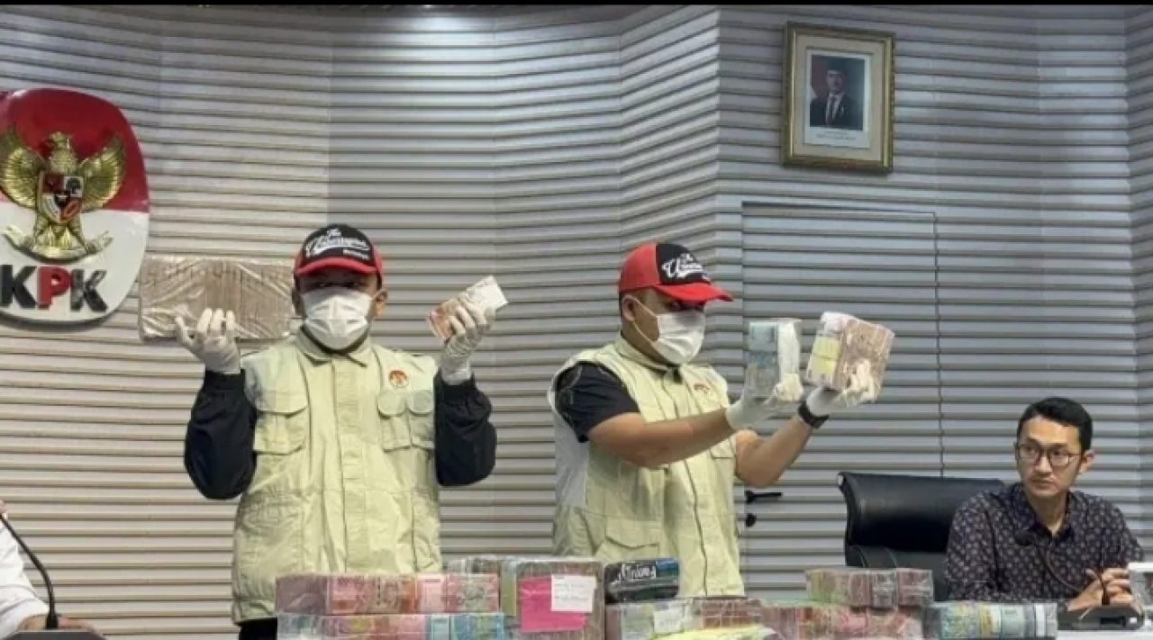 Komisi Pemberantasan Korupsi (KPK) menunjukkan uang hasil pemerasan yang melibatkan Bupati Kabupaten Pati Sudewo yang tersimpan di dalam karung di Gedung Merah Putih KPK, Jakarta Selatan, Selasa (20/1/2026).