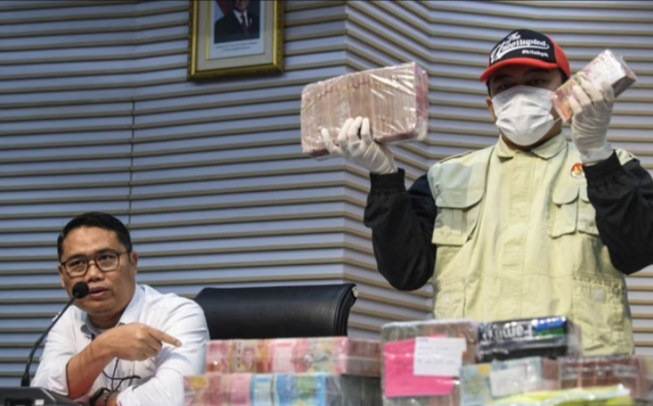 KPK pamerkan uang tunai hasil sitaan OTT Wali Kota Madiun Maidi