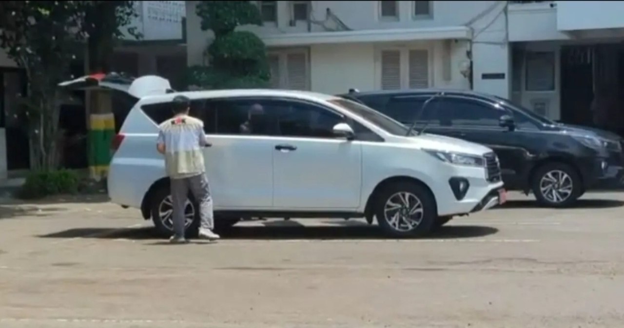 GELEDAH MOBIL—Salah satu penyidik KPK menggeledah mobil pejabat Pemkot Madiun untuk dicari barang bukti dugaan korupsi fee proyek dan CSR Pemkot Madiun yang menyeret Wali Kota Madiun non aktif Maidi