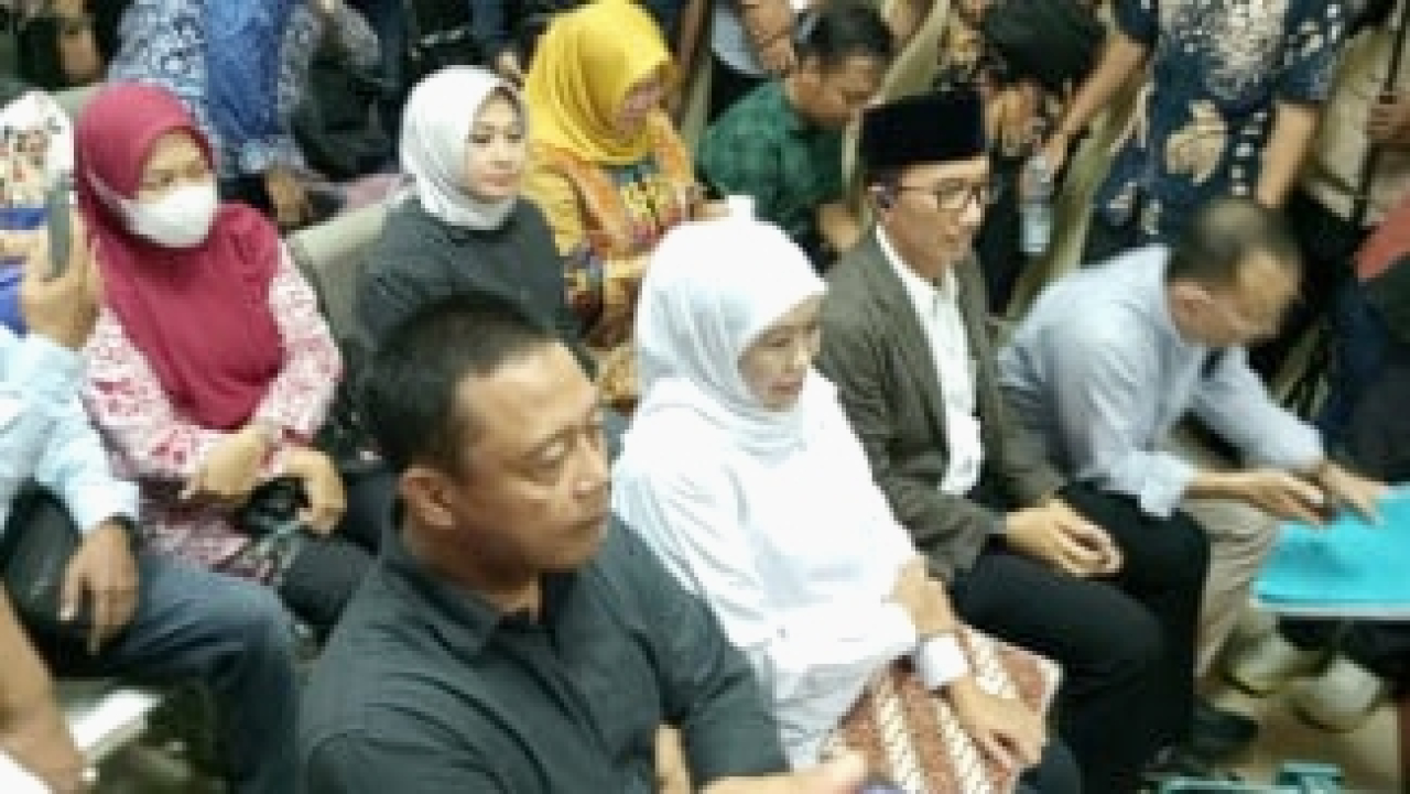 Khofifah Indar Parawansa (tengah) Gubernur Jawa Timur saat menjadi saksi sidang kasus fee dana hibah Pokir DPRD Jatim.