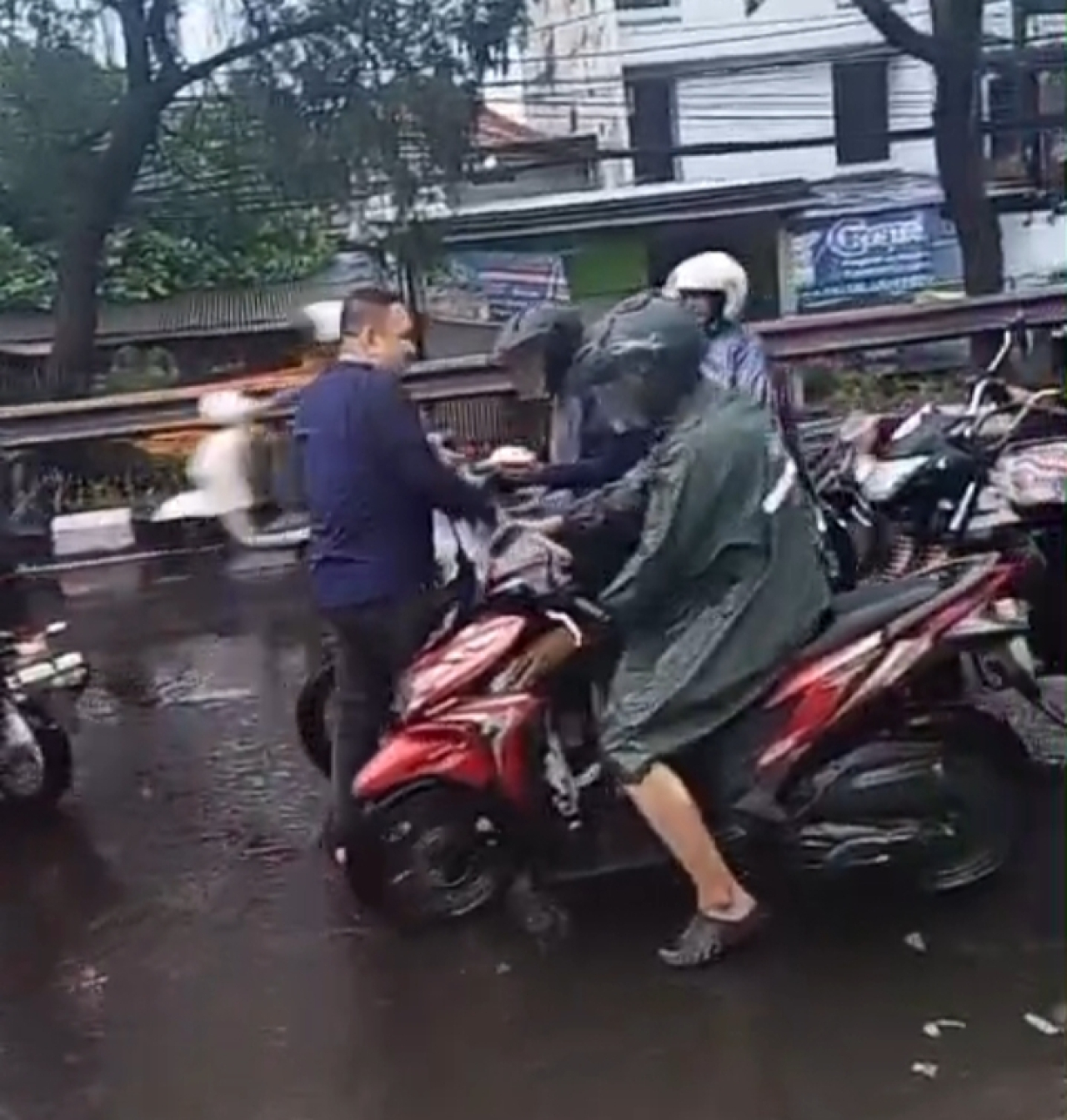 Semangat Berbagi Ta'jil Pada Jum'at Berkah Di Bulan Ramadan
