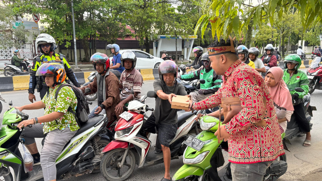 Jum'at Berkah Di Bulan Ramadan, Pemuda Dayak Bagikan Ratusan Nasi Kotak Takjil di Kawasan Kayu Tangi Banjarmasin
