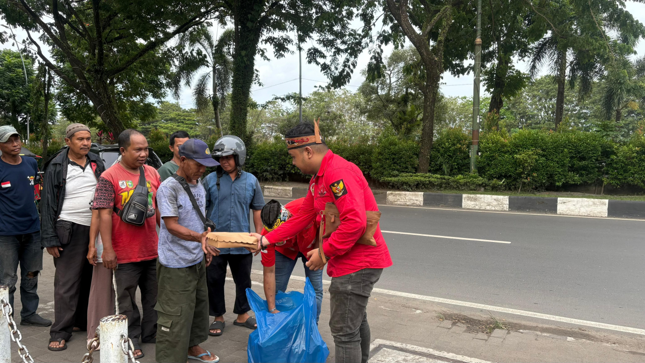 Apri Wilianto pemuda Dayak membagikan 100 nasi kotak di depan Masjid Sabilal Banjarmasin. Senin (9/3/2026) sore waktu setempat.
