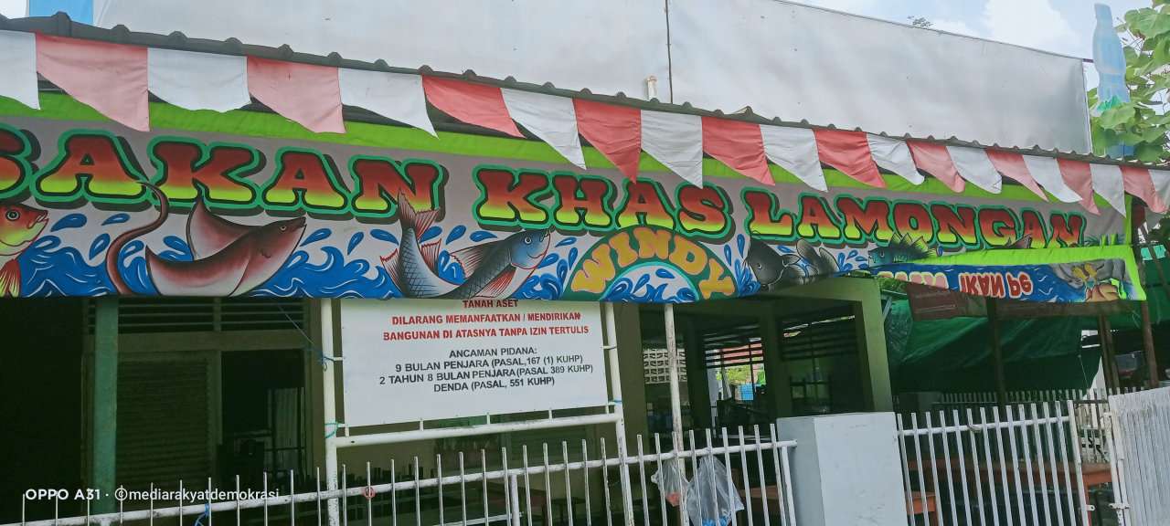 Rumah Dinas Perindustrian dan Perdagangan Jatim yang disewakan untuk usaha kuliner warung penyetan di Jl Ketintang III/52 Surabaya. Dok : MRD