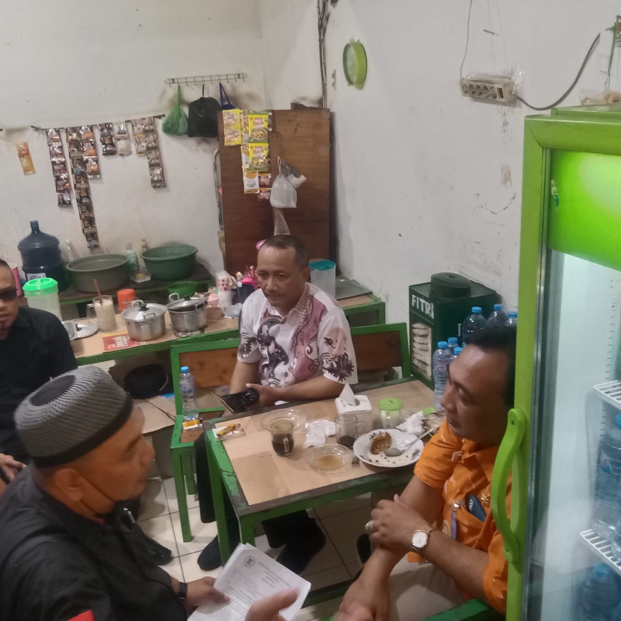 Foto : Achmad Garad pendamping Pedagang Pasar Gersikan saat berdebat dengan Camat Tambaksari Aristono di lokasi Pasar Tambakrejo Surabaya. Kamis (24/4/2026)
