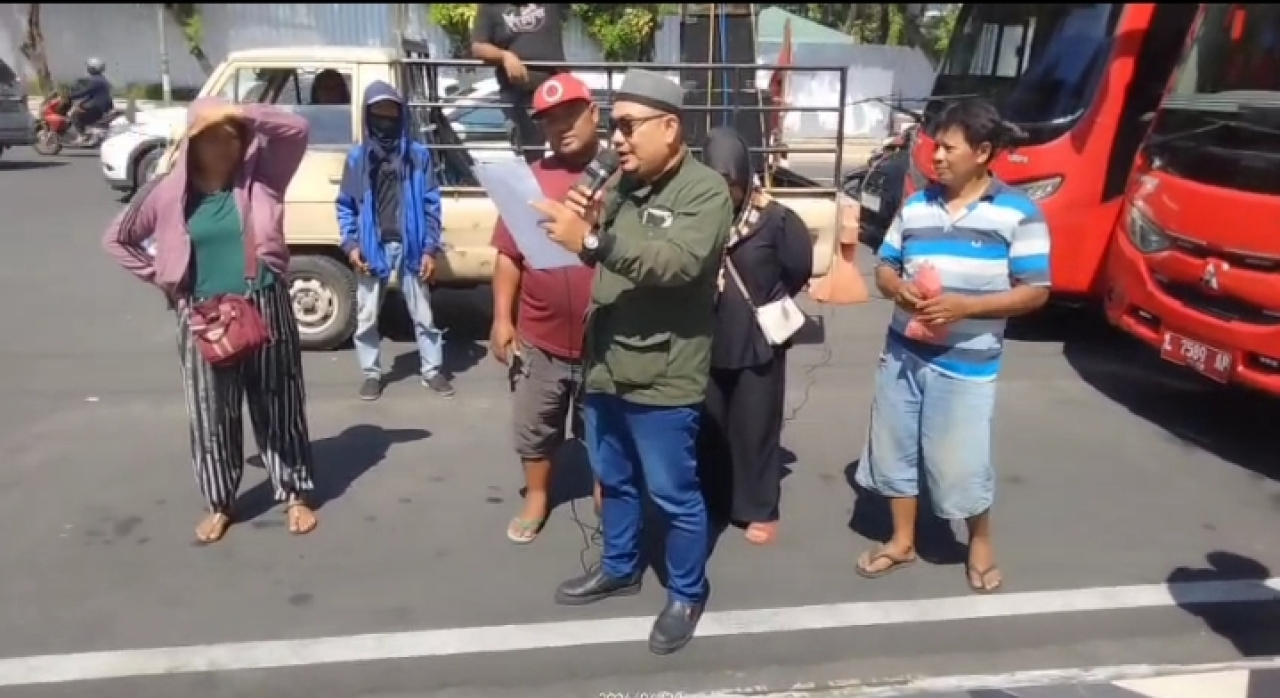 Menolak Di Relokasi, Puluhan Pedagang Pasar Gersikan Gruduk Balai Kota Dan DPRD Surabaya