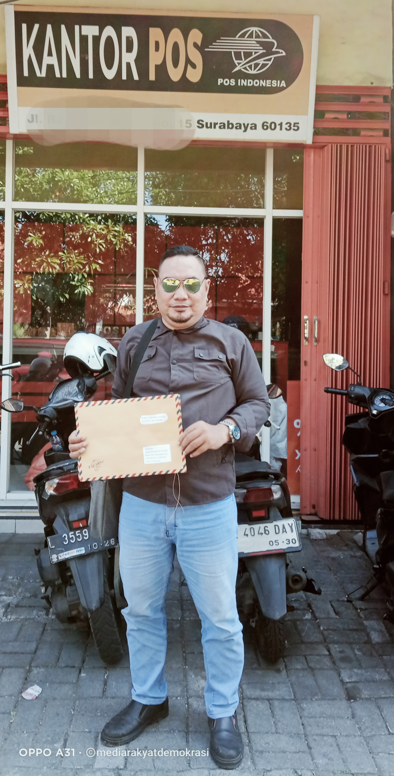 Achmad Garad pimpinan MRD saat mengirimkan surat teguran di Kantor Pos Indonesia. Selasa (2/6/2026)