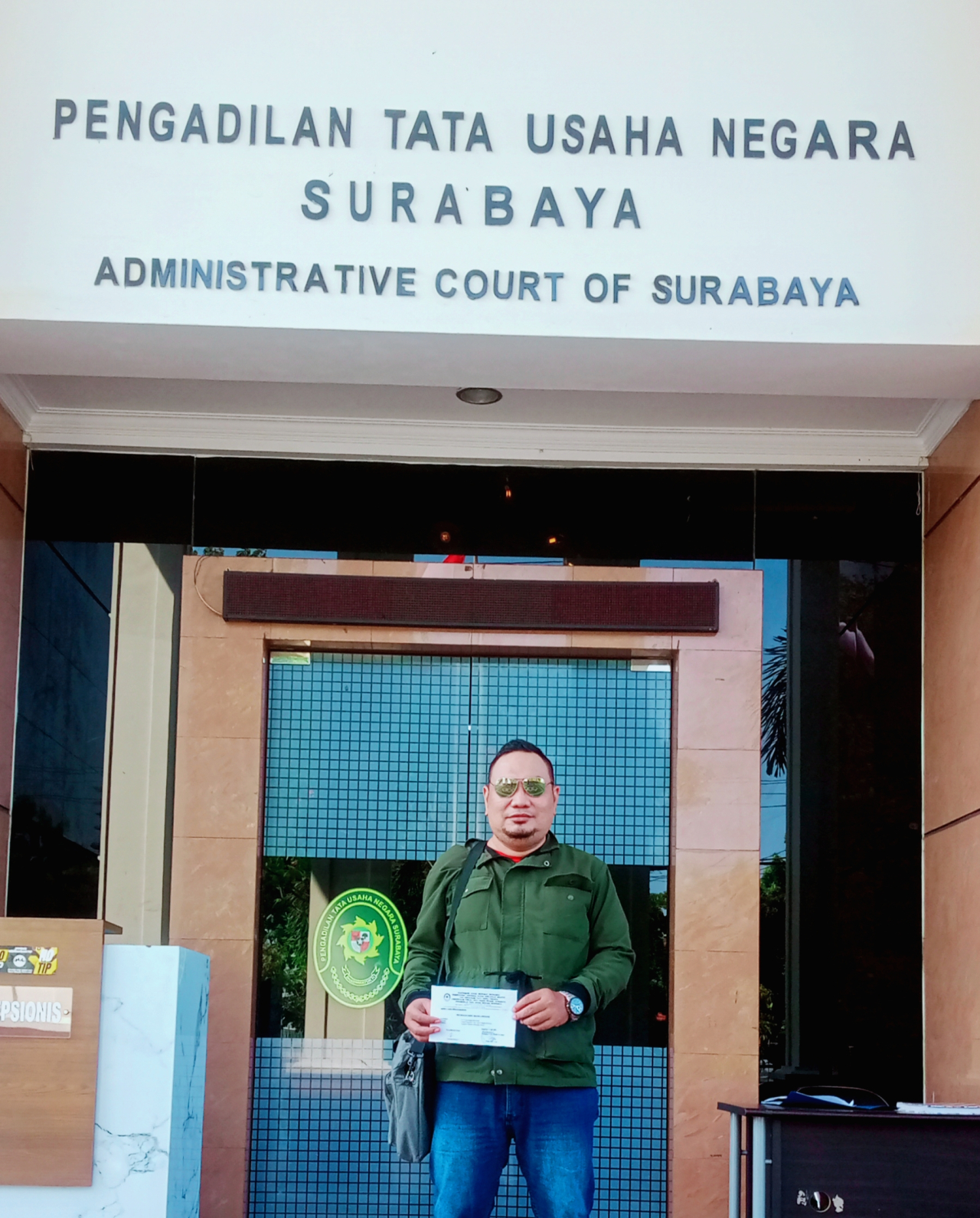 Achmad Anugrah/Garad Direktur PT MRD menunjukkan tanda terima penyerahan berkas kelengkapan Gugatan di PTUN Surabaya. Rabu (8/7/2026).