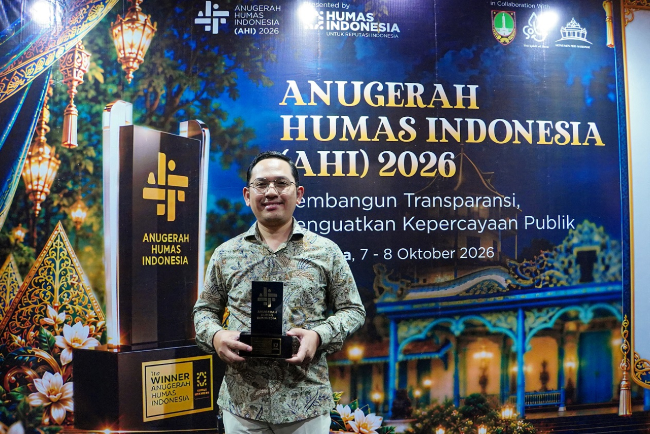 Sekretaris Perusahaan dan Hukum TTL, Syaiful Anam saat menerima penghargaan. ist