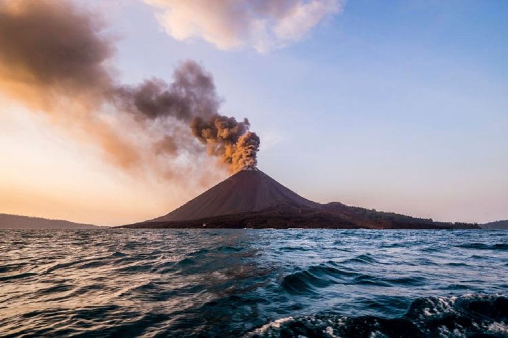 BMKG ESDM Tingkatkan Status Gunung Anak Krakatau Ke Siaga (Level III), Mayarakat Diminta Jaga Jarak Dengan Radius 5Km Dari Kawah Aktif